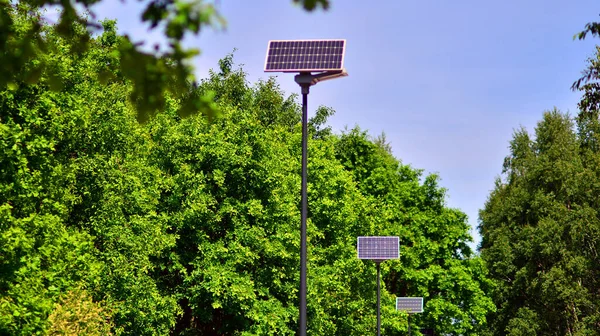 Sokak Lambası Güneş Paneliyle Çalışıyor Batarya Dahil Güneşten Gelen Alternatif — Stok fotoğraf