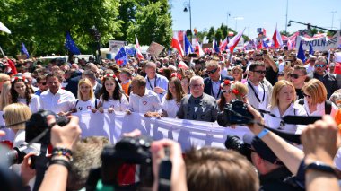 Varşova, Polonya. 4 Haziran 2023. Donald Tusk, Polonya 'da komünizmin çöküşünden bu yana görülen en büyük gösterilerden birinde Varşova sokaklarında yarım milyona kadar insan topladı..