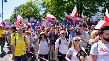 Varşova, Polonya. 4 Haziran 2023. Polonya muhalefeti büyük bir hükümet karşıtı protesto düzenledi. Polonya 'da yüz binlerce insan demokrasiye destek vermek amacıyla hükümet karşıtı protestolar düzenledi.