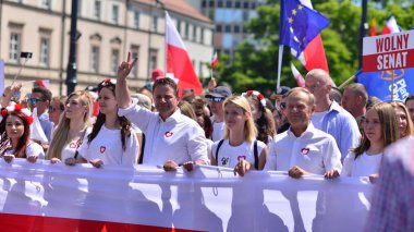 Varşova, Polonya. 4 Haziran 2023. Donald Tusk, Polonya 'da komünizmin çöküşünden bu yana görülen en büyük gösterilerden birinde Varşova sokaklarında yarım milyona kadar insan topladı..
