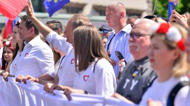 Varşova, Polonya. 4 Haziran 2023. Donald Tusk, Polonya 'da komünizmin çöküşünden bu yana görülen en büyük gösterilerden birinde Varşova sokaklarında yarım milyona kadar insan topladı..