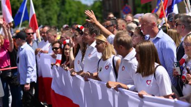 Varşova, Polonya. 4 Haziran 2023. Donald Tusk, Polonya 'da komünizmin çöküşünden bu yana görülen en büyük gösterilerden birinde Varşova sokaklarında yarım milyona kadar insan topladı..