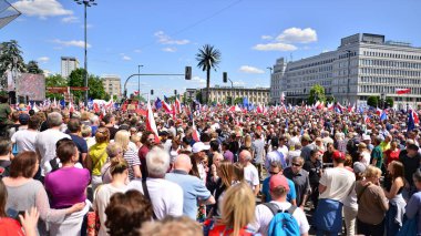 Varşova, Polonya. 4 Haziran 2023. Polonya muhalefeti büyük bir hükümet karşıtı protesto düzenledi. Polonya 'da yüz binlerce insan demokrasiye destek vermek amacıyla hükümet karşıtı protestolar düzenledi.