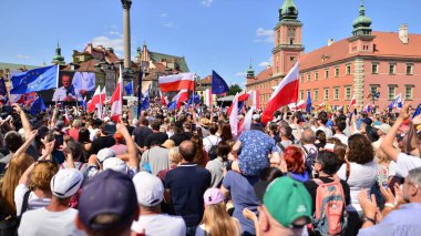 Varşova, Polonya. 4 Haziran 2023. Polonya muhalefeti büyük bir hükümet karşıtı protesto düzenledi. Polonya 'da yüz binlerce insan demokrasiye destek vermek amacıyla hükümet karşıtı protestolar düzenledi.