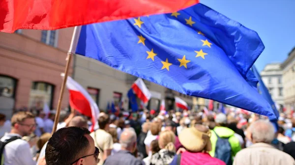 ポーランドのワルシャワ 2023年6月4日 ポーランドの野党は主要な反政府抗議活動を行っている 民主主義への支援を示すためのポーランド反政府抗議デモで数十万人が行進 — ストック写真