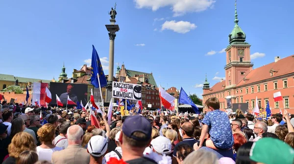 Varşova, Polonya. 4 Haziran 2023. Polonya muhalefeti büyük bir hükümet karşıtı protesto düzenledi. Polonya 'da yüz binlerce insan demokrasiye destek vermek amacıyla hükümet karşıtı protestolar düzenledi.