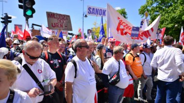 Varşova, Polonya. 4 Haziran 2023. Muhalefet politikacıları Donald Tusk tarafından düzenlenen bir yürüyüşte. Komünizmin çöküşünden bu yana Polonya 'da görülen en büyük gösteriydi..