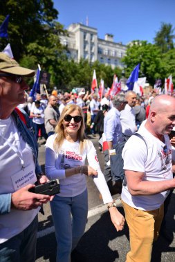 Varşova, Polonya. 4 Haziran 2023. Muhalefet politikacıları Donald Tusk tarafından düzenlenen bir yürüyüşte. Komünizmin çöküşünden bu yana Polonya 'da görülen en büyük gösteriydi..