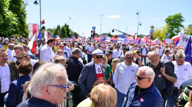 Varşova, Polonya. 4 Haziran 2023. Muhalefet politikacıları Donald Tusk tarafından düzenlenen bir yürüyüşte. Komünizmin çöküşünden bu yana Polonya 'da görülen en büyük gösteriydi..