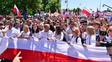 Varşova, Polonya. 4 Haziran 2023. Donald Tusk, Polonya 'da komünizmin çöküşünden bu yana görülen en büyük gösterilerden birinde Varşova sokaklarında yarım milyona kadar insan topladı..