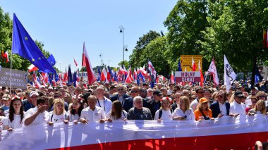 Varşova, Polonya. 4 Haziran 2023. Donald Tusk, Polonya 'da komünizmin çöküşünden bu yana görülen en büyük gösterilerden birinde Varşova sokaklarında yarım milyona kadar insan topladı..