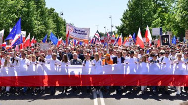 Varşova, Polonya. 4 Haziran 2023. Donald Tusk, Polonya 'da komünizmin çöküşünden bu yana görülen en büyük gösterilerden birinde Varşova sokaklarında yarım milyona kadar insan topladı..