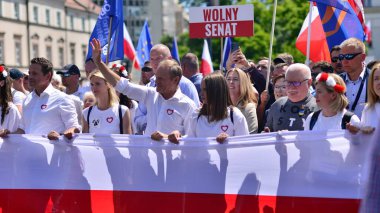 Varşova, Polonya. 4 Haziran 2023. Donald Tusk, Polonya 'da komünizmin çöküşünden bu yana görülen en büyük gösterilerden birinde Varşova sokaklarında yarım milyona kadar insan topladı..