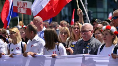 Varşova, Polonya. 4 Haziran 2023. Donald Tusk, Polonya 'da komünizmin çöküşünden bu yana görülen en büyük gösterilerden birinde Varşova sokaklarında yarım milyona kadar insan topladı..