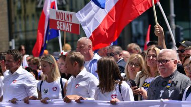 Varşova, Polonya. 4 Haziran 2023. Donald Tusk, Polonya 'da komünizmin çöküşünden bu yana görülen en büyük gösterilerden birinde Varşova sokaklarında yarım milyona kadar insan topladı..