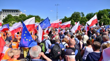Varşova, Polonya. 4 Haziran 2023. Yüz binlerce insan demokrasiye destek vermek için hükümet karşıtı protesto yürüyüşü yapıyor. Muhalefetin büyük yürüyüşü sırasında insanların spontane tepkisi.