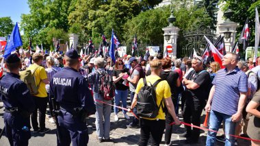 Varşova, Polonya. 4 Haziran 2023. Yüz binlerce insan demokrasiye destek vermek için hükümet karşıtı protesto yürüyüşü yapıyor. Muhalefetin büyük yürüyüşü sırasında insanların spontane tepkisi.