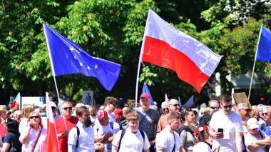 Varşova, Polonya. 4 Haziran 2023. Yüz binlerce insan demokrasiye destek vermek için hükümet karşıtı protesto yürüyüşü yapıyor. Muhalefetin büyük yürüyüşü sırasında insanların spontane tepkisi.