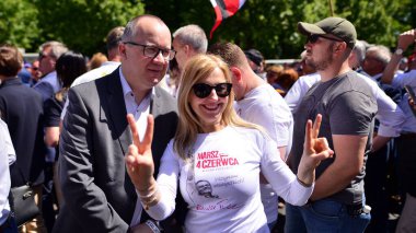 Varşova, Polonya. 4 Haziran 2023. Yüz binlerce insan demokrasiye destek vermek için hükümet karşıtı protesto yürüyüşü yapıyor. Muhalefetin büyük yürüyüşü sırasında insanların spontane tepkisi.