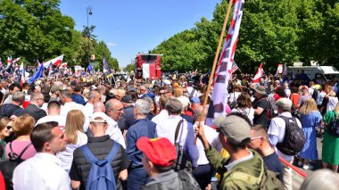 Varşova, Polonya. 4 Haziran 2023. Yüz binlerce insan demokrasiye destek vermek için hükümet karşıtı protesto yürüyüşü yapıyor. Muhalefetin büyük yürüyüşü sırasında insanların spontane tepkisi.