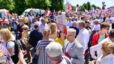 Varşova, Polonya. 4 Haziran 2023. Yüz binlerce insan demokrasiye destek vermek için hükümet karşıtı protesto yürüyüşü yapıyor. Muhalefetin büyük yürüyüşü sırasında insanların spontane tepkisi.