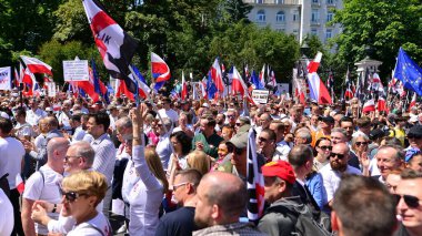 Varşova, Polonya. 4 Haziran 2023. Yüz binlerce insan demokrasiye destek vermek için hükümet karşıtı protesto yürüyüşü yapıyor. Muhalefetin büyük yürüyüşü sırasında insanların spontane tepkisi.