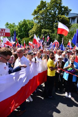 Varşova, Polonya. 4 Haziran 2023. Yüz binlerce insan demokrasiye destek vermek için hükümet karşıtı protesto yürüyüşü yapıyor. Muhalefetin büyük yürüyüşü sırasında insanların spontane tepkisi.