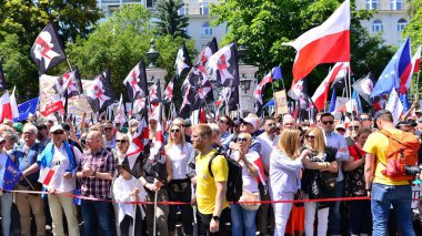 Varşova, Polonya. 4 Haziran 2023. Yüz binlerce insan demokrasiye destek vermek için hükümet karşıtı protesto yürüyüşü yapıyor. Muhalefetin büyük yürüyüşü sırasında insanların spontane tepkisi.