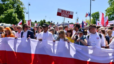 Varşova, Polonya. 4 Haziran 2023. Yüz binlerce insan demokrasiye destek vermek için hükümet karşıtı protesto yürüyüşü yapıyor. Muhalefetin büyük yürüyüşü sırasında insanların spontane tepkisi.