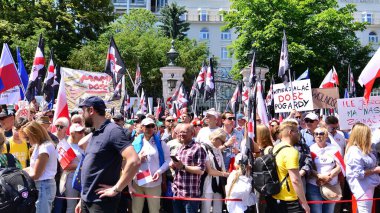 Varşova, Polonya. 4 Haziran 2023. Yüz binlerce insan demokrasiye destek vermek için hükümet karşıtı protesto yürüyüşü yapıyor. Muhalefetin büyük yürüyüşü sırasında insanların spontane tepkisi.