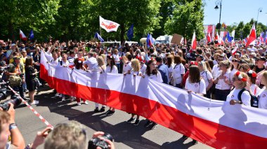 Varşova, Polonya. 4 Haziran 2023. Yüz binlerce insan demokrasiye destek vermek için hükümet karşıtı protesto yürüyüşü yapıyor. Muhalefetin büyük yürüyüşü sırasında insanların spontane tepkisi.