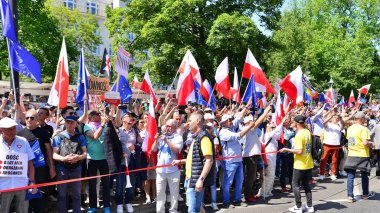 Varşova, Polonya. 4 Haziran 2023. Yüz binlerce insan demokrasiye destek vermek için hükümet karşıtı protesto yürüyüşü yapıyor. Muhalefetin büyük yürüyüşü sırasında insanların spontane tepkisi.