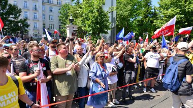 Varşova, Polonya. 4 Haziran 2023. Yüz binlerce insan demokrasiye destek vermek için hükümet karşıtı protesto yürüyüşü yapıyor. Muhalefetin büyük yürüyüşü sırasında insanların spontane tepkisi.