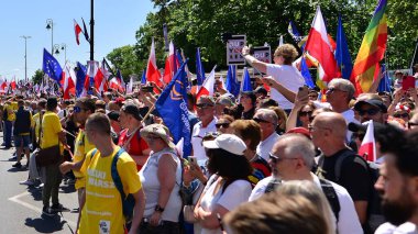 Varşova, Polonya. 4 Haziran 2023. Yüz binlerce insan demokrasiye destek vermek için hükümet karşıtı protesto yürüyüşü yapıyor. Muhalefetin büyük yürüyüşü sırasında insanların spontane tepkisi.