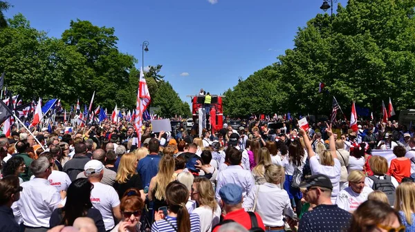 波兰华沙 2023年6月4日数十万人举行反政府抗议 以表示对民主的支持 反对派大游行期间人民的自发反应 — 图库照片