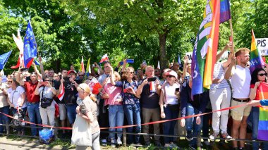 Varşova, Polonya. 4 Haziran 2023. Yüz binlerce insan demokrasiye destek vermek için hükümet karşıtı protesto yürüyüşü yapıyor. Muhalefetin büyük yürüyüşü sırasında insanların spontane tepkisi.