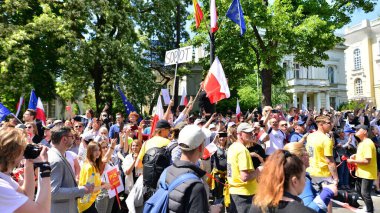 Varşova, Polonya. 4 Haziran 2023. Yüz binlerce insan demokrasiye destek vermek için hükümet karşıtı protesto yürüyüşü yapıyor. Muhalefetin büyük yürüyüşü sırasında insanların spontane tepkisi.