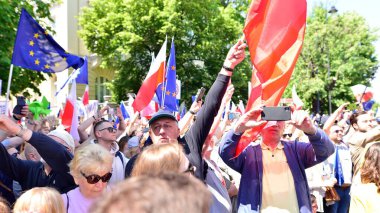 Varşova, Polonya. 4 Haziran 2023. Yüz binlerce insan demokrasiye destek vermek için hükümet karşıtı protesto yürüyüşü yapıyor. Muhalefetin büyük yürüyüşü sırasında insanların spontane tepkisi.