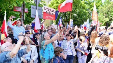 Varşova, Polonya. 4 Haziran 2023. Yüz binlerce insan demokrasiye destek vermek için hükümet karşıtı protesto yürüyüşü yapıyor. Muhalefetin büyük yürüyüşü sırasında insanların spontane tepkisi.