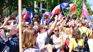 Varşova, Polonya. 4 Haziran 2023. Yüz binlerce insan demokrasiye destek vermek için hükümet karşıtı protesto yürüyüşü yapıyor. Muhalefetin büyük yürüyüşü sırasında insanların spontane tepkisi.