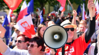 Varşova, Polonya. 4 Haziran 2023. Yüz binlerce insan demokrasiye destek vermek için hükümet karşıtı protesto yürüyüşü yapıyor. Muhalefetin büyük yürüyüşü sırasında insanların spontane tepkisi.