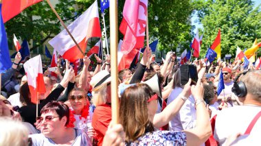 Varşova, Polonya. 4 Haziran 2023. Yüz binlerce insan demokrasiye destek vermek için hükümet karşıtı protesto yürüyüşü yapıyor. Muhalefetin büyük yürüyüşü sırasında insanların spontane tepkisi.