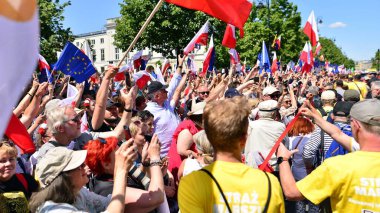 Varşova, Polonya. 4 Haziran 2023. Yüz binlerce insan demokrasiye destek vermek için hükümet karşıtı protesto yürüyüşü yapıyor. Muhalefetin büyük yürüyüşü sırasında insanların spontane tepkisi.