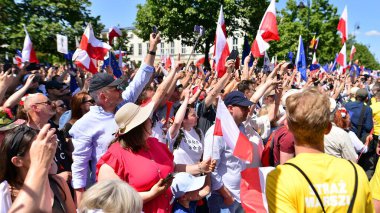 Varşova, Polonya. 4 Haziran 2023. Yüz binlerce insan demokrasiye destek vermek için hükümet karşıtı protesto yürüyüşü yapıyor. Muhalefetin büyük yürüyüşü sırasında insanların spontane tepkisi.