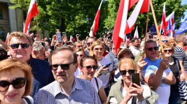 Varşova, Polonya. 4 Haziran 2023. Yüz binlerce insan demokrasiye destek vermek için hükümet karşıtı protesto yürüyüşü yapıyor. Muhalefetin büyük yürüyüşü sırasında insanların spontane tepkisi.