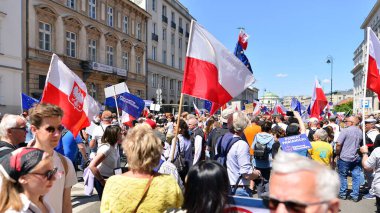 Varşova, Polonya. 4 Haziran 2023. Yüz binlerce insan demokrasiye destek vermek için hükümet karşıtı protesto yürüyüşü yapıyor. Muhalefetin büyük yürüyüşü sırasında insanların spontane tepkisi.