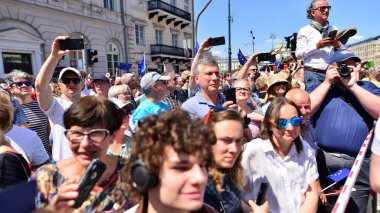 Varşova, Polonya. 4 Haziran 2023. Yüz binlerce insan demokrasiye destek vermek için hükümet karşıtı protesto yürüyüşü yapıyor. Muhalefetin büyük yürüyüşü sırasında insanların spontane tepkisi.