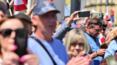 Varşova, Polonya. 4 Haziran 2023. Yüz binlerce insan demokrasiye destek vermek için hükümet karşıtı protesto yürüyüşü yapıyor. Muhalefetin büyük yürüyüşü sırasında insanların spontane tepkisi.