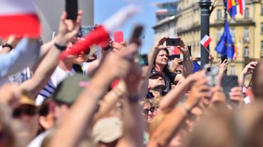Varşova, Polonya. 4 Haziran 2023. Yüz binlerce insan demokrasiye destek vermek için hükümet karşıtı protesto yürüyüşü yapıyor. Muhalefetin büyük yürüyüşü sırasında insanların spontane tepkisi.