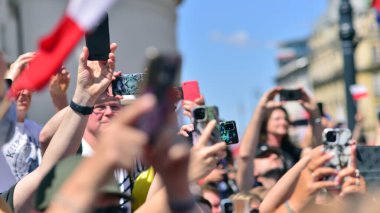 Varşova, Polonya. 4 Haziran 2023. Yüz binlerce insan demokrasiye destek vermek için hükümet karşıtı protesto yürüyüşü yapıyor. Muhalefetin büyük yürüyüşü sırasında insanların spontane tepkisi.